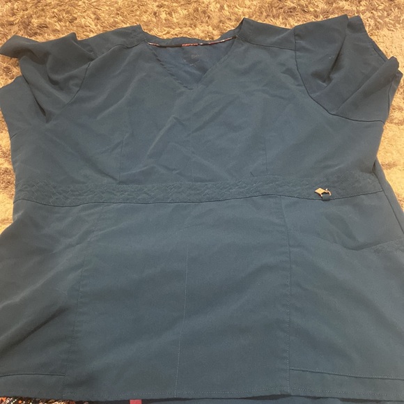 Vera Bradley scrub set - Picture 4 of 5